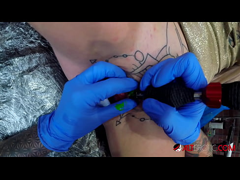 ❤️ Ekstremt tatoveret hottie Sully Savage fik en tatovering på sin klitoris ☑ Porno at da.8kpornvids.ru ☑